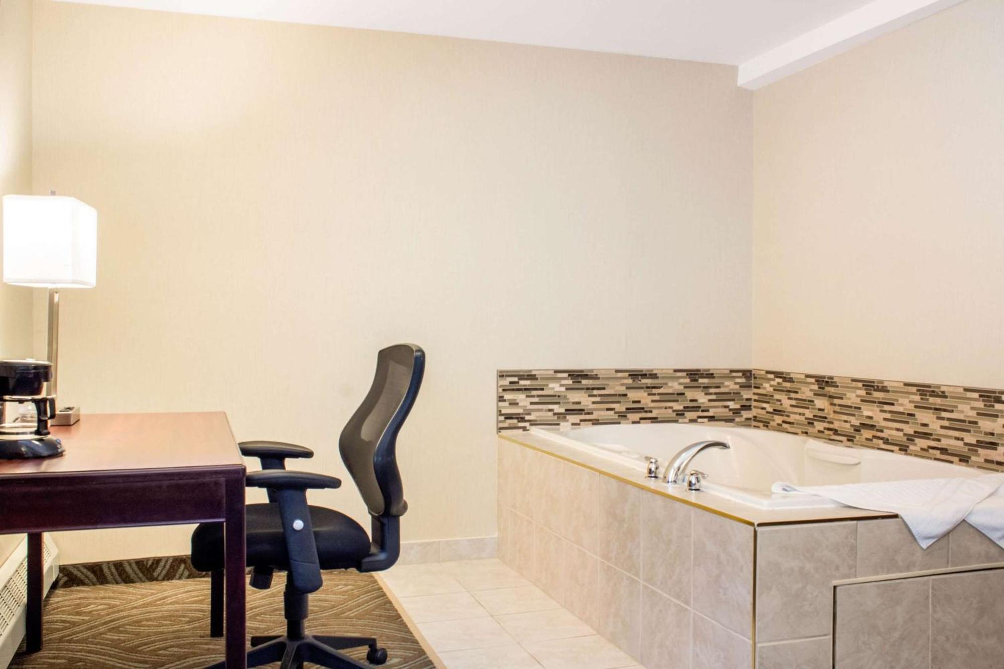 Comfort Inn Halifax Exterior photo